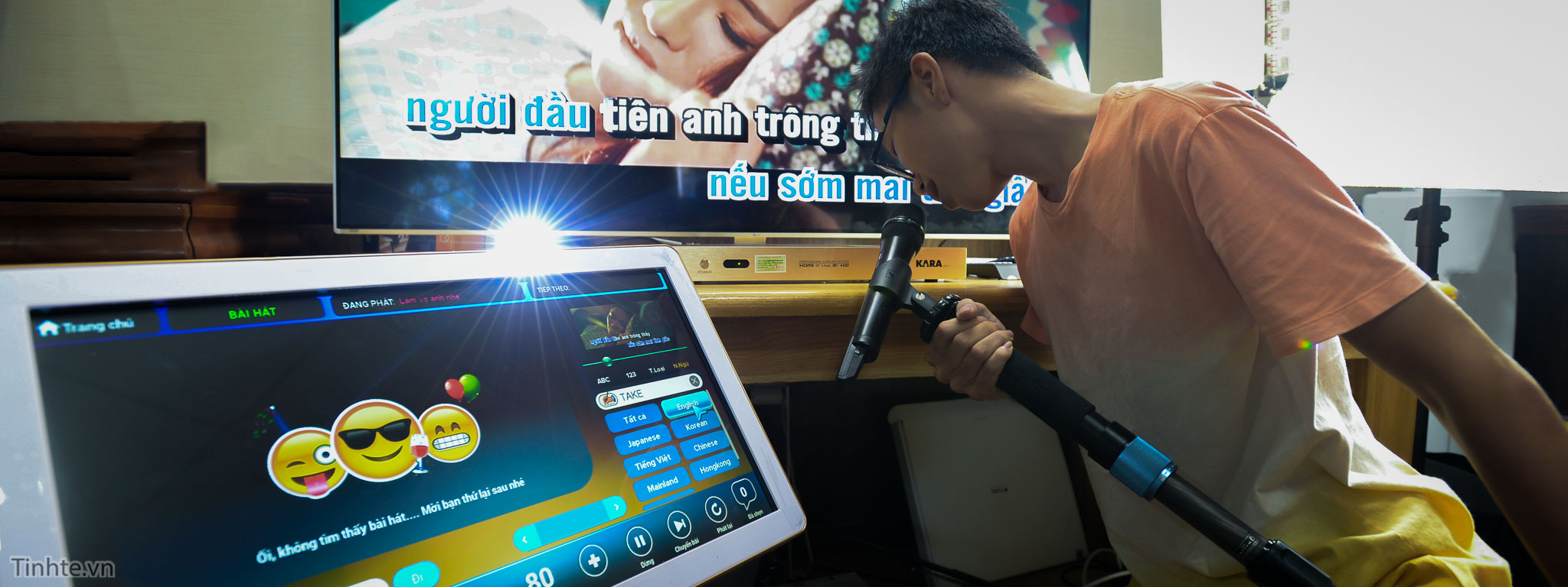 Trên tay đầu karaoke Kara M10: phát triển tại Việt Nam, đơn giản, dễ xài, màn hình cảm ứng tiện dụng