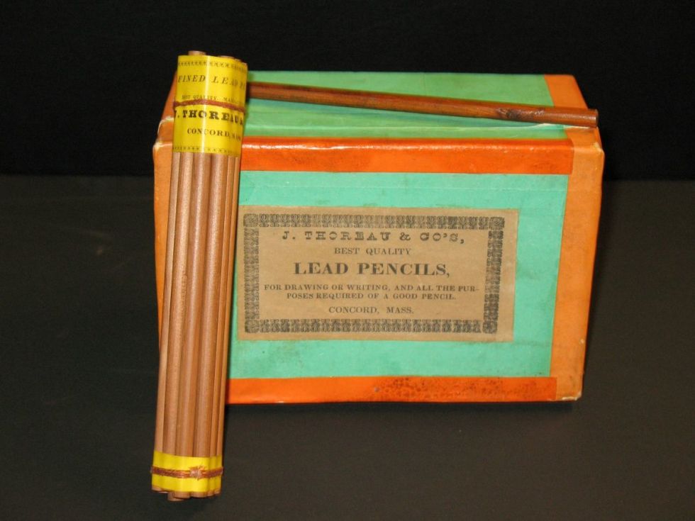 Một hộp bút chì của J. Thoreau & Company.