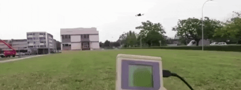Dùng GameBoy năm 1989 để điều khiển drone!