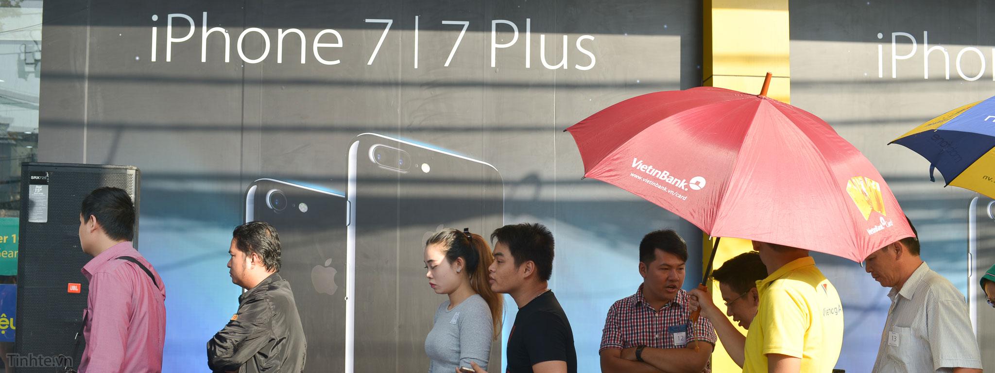 [Hình ảnh] Mở bán iPhone chính hãng ở Viễn Thông A: iPhone 7 Plus đặt hàng gấp 3 lần iPhone 7