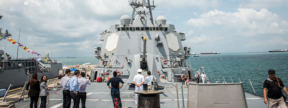 Trên boong USS Mustin, tàu khu trục đang thăm cảng Cam Ranh