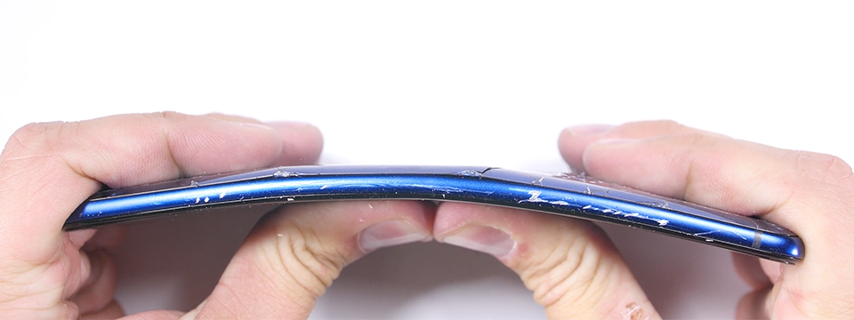 Thử độ bền HTC U Ultra: mặt lưng bóng nhưng siêu cứng, dễ vỡ, khó trầy